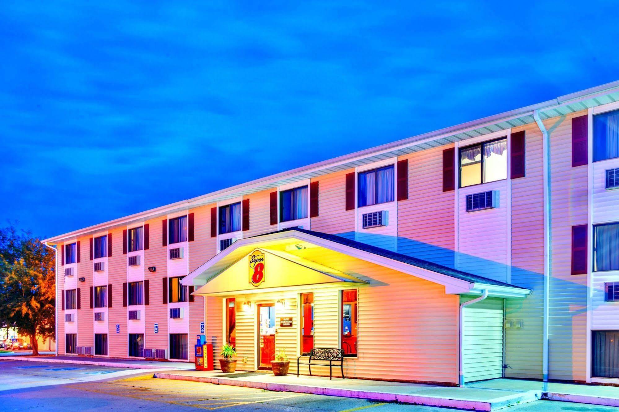 Hotel Super 8 By Wyndham Burlington Exterior foto